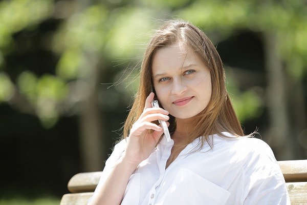 携帯をかける女性 外国人 ロングヘア 屋外のフリー素材 無料写真素材 動作 シーンから探す 通話 M