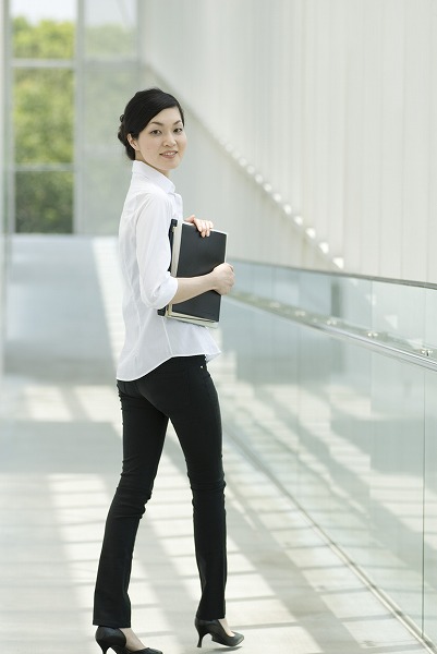 女性の仕事着 印象 Ol レディースウェア 被服のフリー素材 無料写真素材 モデル一覧 聖 Hijiri M0265